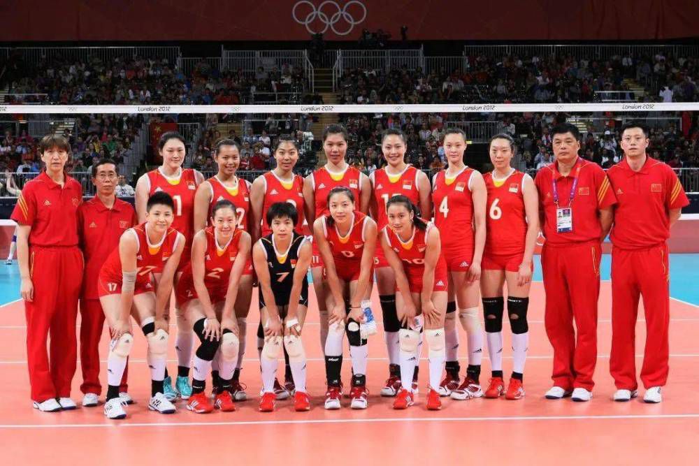 米兰和那不勒斯依然处于平等竞争地位，因为我了解他们，我知道他们的球员和教练的能力，他们仍然是能够赢得冠军的顶级俱乐部。